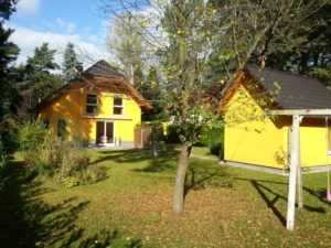 Haus mit Garten im Herbst